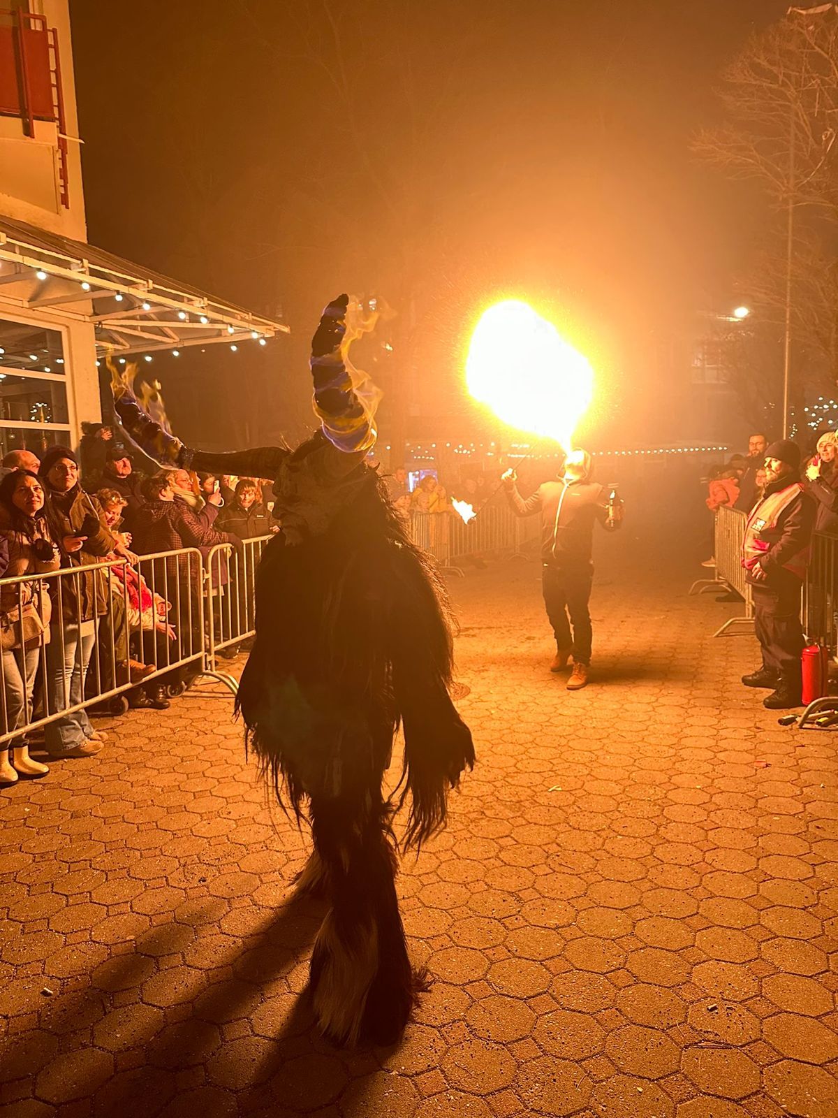 perchtenlauf-braunau-feuerspucken